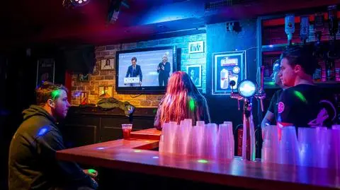 Restauracje czynne do 20, sklepy do 18. Holandia wprowadza "łagodny" lockdown
