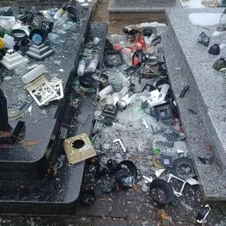 Mężczyzna zniszczył znicze i wiązanki na nagrobkach na cmentarzu w Józefowie 