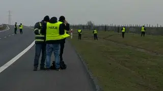 Oględziny na miejscu wypadku prezydenckiej limuzyny. Zamknięta nitka autostrady
