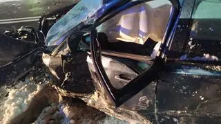 Zderzenie tira z osobówką. Ciężarówka wjechała w dom w Zaleszanach