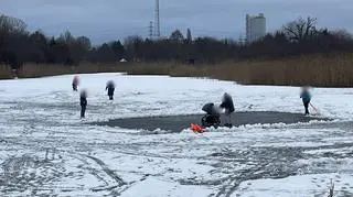 Ludzie spacerujący po Jeziorku Czerniakowskim w Warszawie