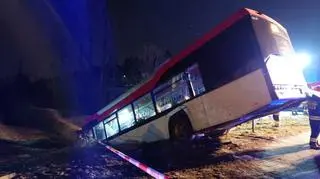 Autobus zjechał ze skarpy i zawisł nad chodnikiem