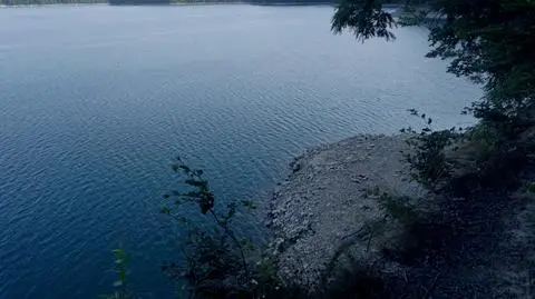 Nocny rejs po Jeziorze Solińskim, zderzenie ze stromym brzegiem i akcja poszukiwawcza 