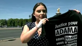 Na ulicach Francji coraz częściej spostrzec można koszulki z napisem "Sprawiedliwość dla Adamy"