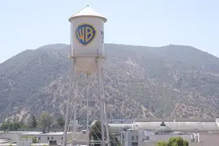 Słynna wodna wieża na terenie studia Warner Bros. Discovery w Burbank