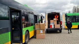 Do autobusów zapakowane dary