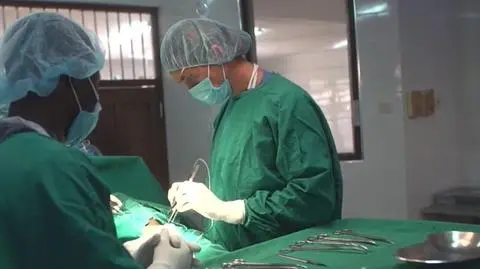 W Tanzanii brakuje lekarzy. Jedynym urologiem jest Polak