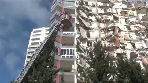 Uwięziona wysoko w zniszczonym bloku. Tylko tak mogli jej pomóc
