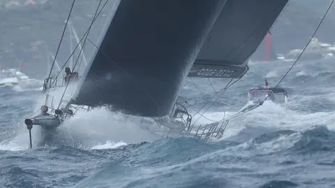 Jedna trzecia uczestników się wycofała. Koszmarne warunki na trasie Sydney-Hobart