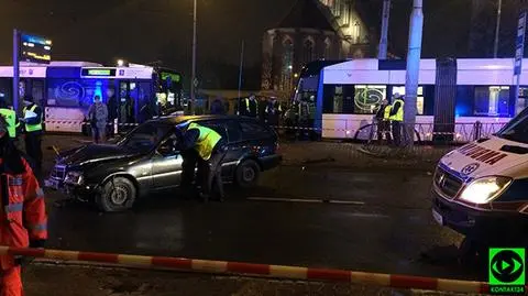 Kierowca stracił panowanie nad swoim autem i wjechał w barierkę