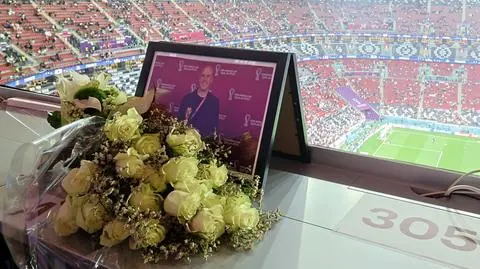 Puste miejsce, kwiaty na stoliku. FIFA oddała hołd zmarłemu dziennikarzowi