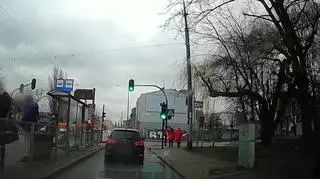 Zamiast po przejściu dla pieszych, przechodziły po ulicy. Nie doszło do wykroczenia