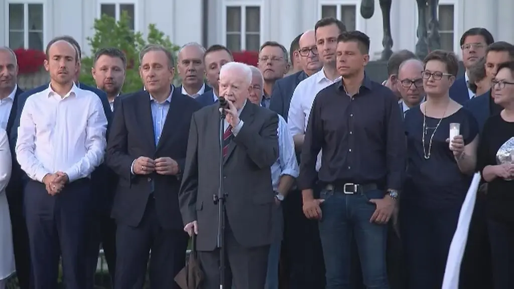 Adam Strzembosz w czasie demonstracji przed Pałacem Prezydenckim
