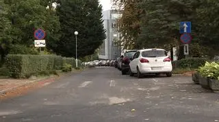 Ulica, na której stały źle zaparkowane auta
