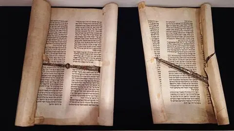 W pożarze synagogi zginęło kilkaset osób, w zgliszczach znalazła fragmenty Tory. Teraz trafiły do galerii