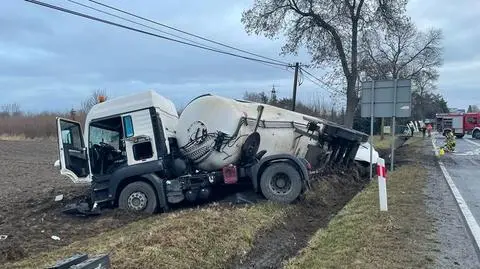 Cysterna przewożąca propan wpadła do rowu