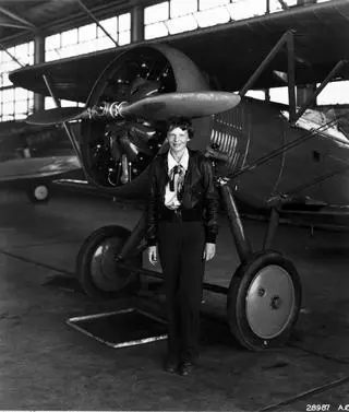 Earhart przy jednym ze swoich samolotów