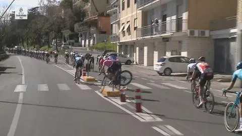 Niebezpieczny wypadek kolarza. Nie zauważył wysepki i znaku drogowego