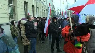 Przed sądem pojawiła się grupa sympatyków trzech aresztowanych mężczyzn