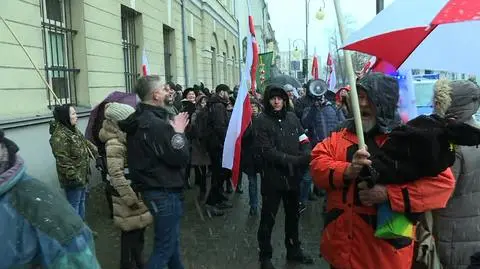 Przed sądem pojawiła się grupa sympatyków trzech aresztowanych mężczyzn