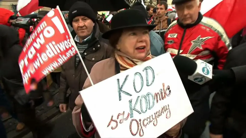 Reporter TVN24 rozmawia z uczestnikami marszu