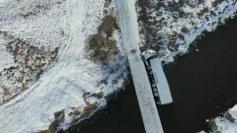 Ciężarówka wpadła do rzeki