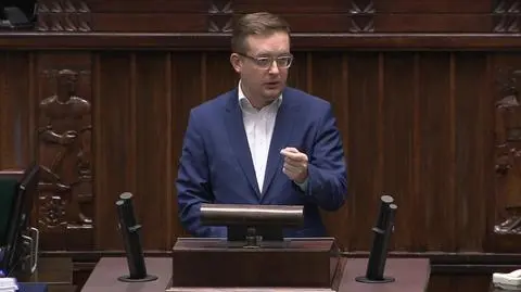 Robert Winnicki (Konfederacja) przemawia. Okrzyki "Precz z faszyzmem"