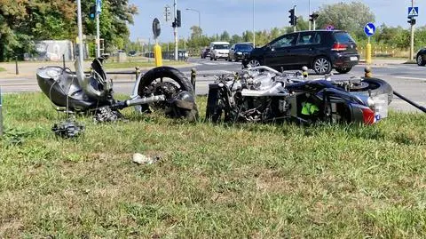 Po zderzeniu z autem motocykl rozpadł się na części