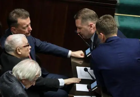 Między nimi toczyła się wojna. "Intryganci", "pluskwy" i "eksmitowany" weteran