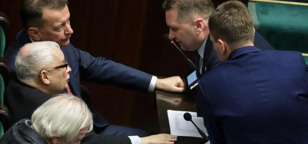 "Intryganci" i "pluskwy". Oto twarze sporu w PiS