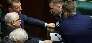 "Intryganci" i "pluskwy". Oto twarze sporu w PiS