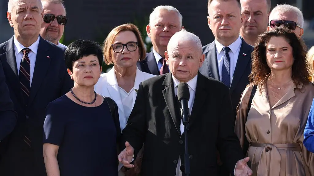 Jarosław Kaczyński z politykami PiS na Placu Piłsudskiego w Warszawie