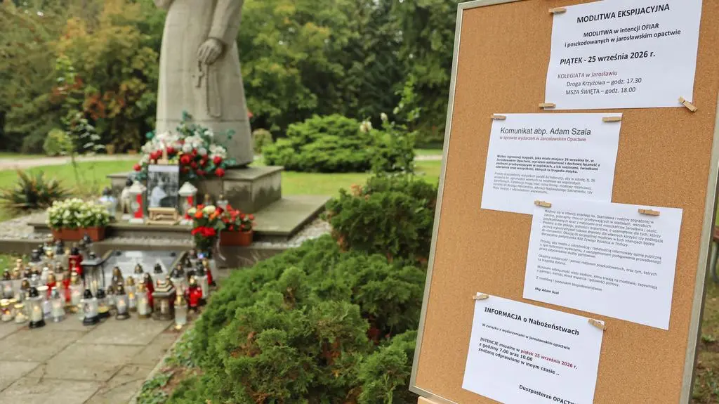 Na terenie opactwa, gdzie doszło do ataku, mieszkańcy składają znicze