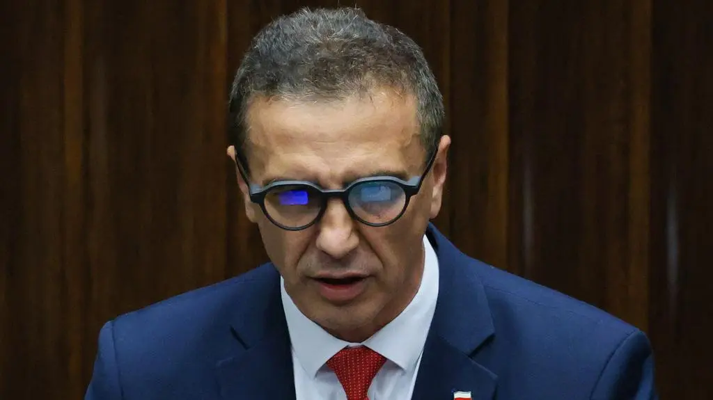 Jarosław Sachajko w trakcie przemówienia w okularach z prompterem