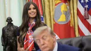 Kim jest "potakująca kobieta" stojąca obok Trumpa?