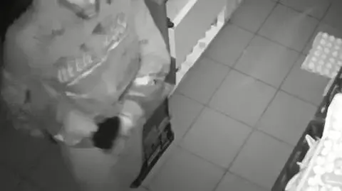 Włamał się do sklepu i ukradł pieniądze. Szukają tego mężczyzny