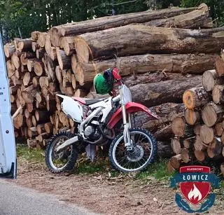 Uderzył w maszynę do wycinki drewna. Motocyklista zginął na miejscu 