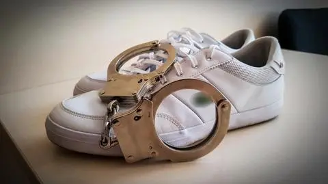 Man steals too big shoes and returns to "exchange" them 