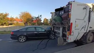 Samochód uderzył w śmieciarkę