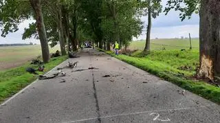 Siła uderzenia była taka, że niektóre części auta były porozrzucane w różnych miejscach 