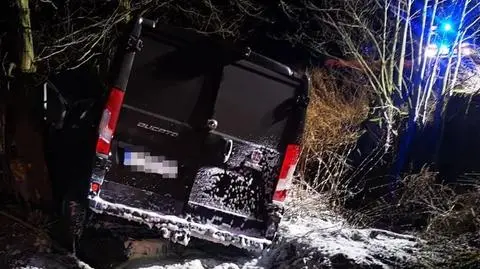 Wypadł z drogi na łuku, uderzył w drzewo. 38-latek nie żyje