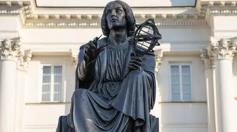 KOPERNIK POMNIK WARSZAWA shutterstock_2330759251