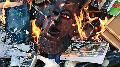 Symboliczny akt zerwania z tym co ludzie uważali za swoje bożki