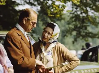Królowa i książę Filip rozmawiają razem podczas królewskiego pokazu koni w Windsor na terenie zamku Windsor, 16 maja 1982 r.