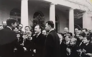 Prezydent Kennedy ściskający ręce Stefanowi Stuligroszowi