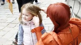 Dzieciom wiązano warkocze