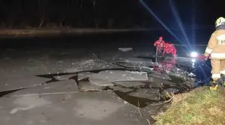 Jeden z quadowców wjechał do stawu 