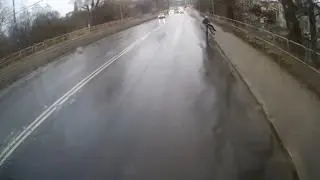 Rowerzysta przewrócił się tuż przed autobusem 