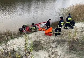 Strażacy przeszukują brzegi i koryto Sanu 