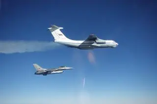 Portugalski myśliwiec F-16 eskortuje rosyjski Ił-76 w pobliżu estońskiego wybrzeża